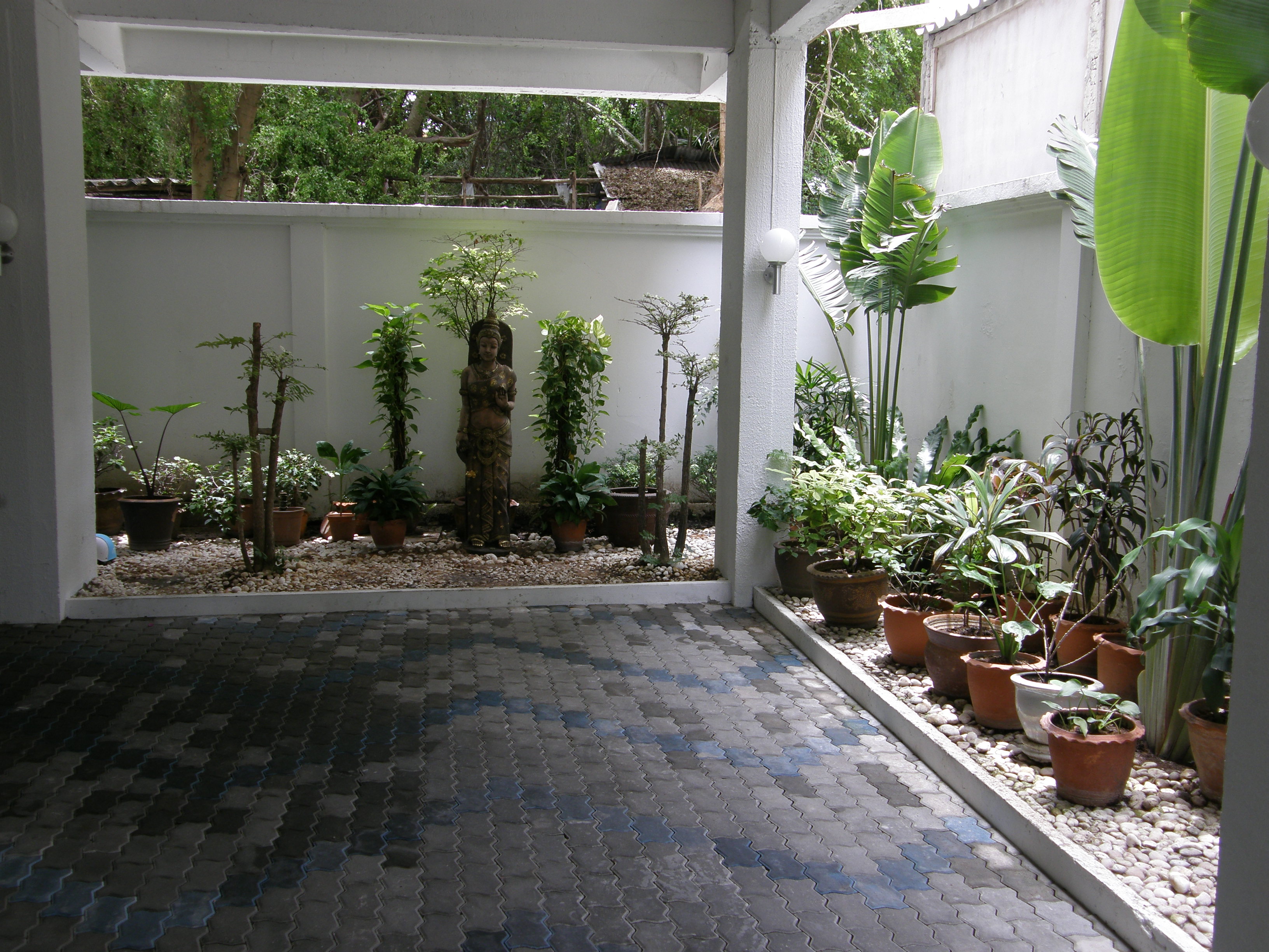 Tropical garden and pool area Jomtien Hill Resort
